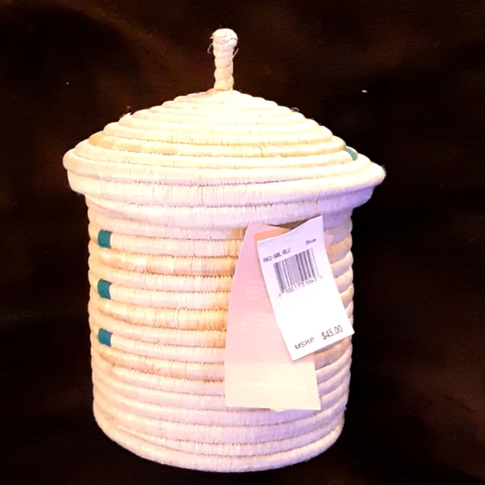 TO THE MARKET ethnically made basket with lid Natural blue yellow NEW Ta…